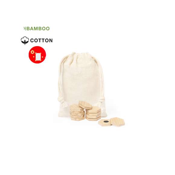 Set de imanes fabricados en bambú. Incluye 12 piezas pentagonales talladas en bambú con imán para poder fijar anotaciones, fotos, etc., en cualquier superficie metálica. Presentados en bolsa de algodón. Materiales como el bambú fomentan la utilización de materias primas naturales, reduciendo las emisiones contaminantes. Proviene de una planta de gran resistencia y versatilidad, con crecimiento y regeneración rápidos, siendo una excelente alternativa al uso de madera tradicional.