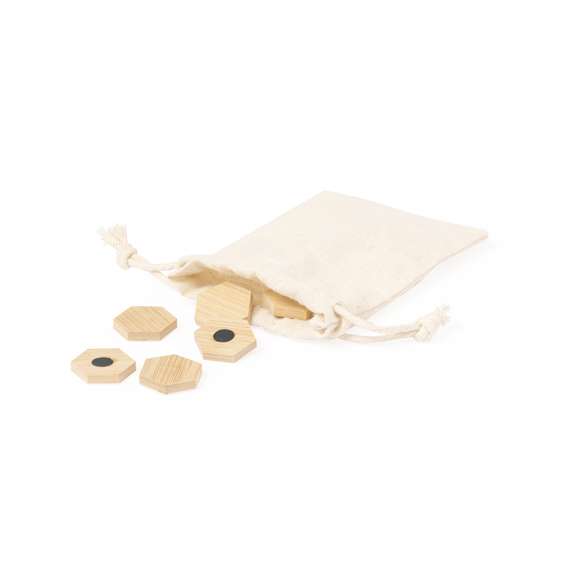 Set de imanes fabricados en bambú. Incluye 12 piezas pentagonales talladas en bambú con imán para poder fijar anotaciones, fotos, etc., en cualquier superficie metálica. Presentados en bolsa de algodón. Materiales como el bambú fomentan la utilización de materias primas naturales, reduciendo las emisiones contaminantes. Proviene de una planta de gran resistencia y versatilidad, con crecimiento y regeneración rápidos, siendo una excelente alternativa al uso de madera tradicional.