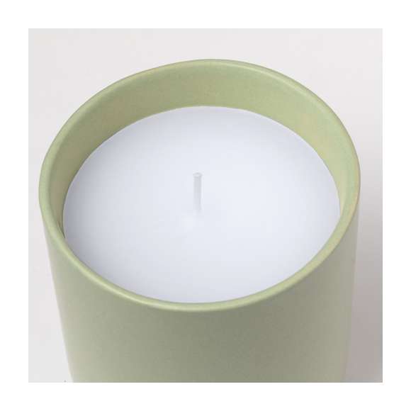 Vela aromática en tarro de cerámica con aroma a vainilla. Disponible en cristal de elegantes colores de tonos naturales. Presentada en caja individual diseño kraft.