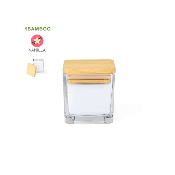 Vela aromática con perfume vainilla. Viene en tarro de cristal transparente, de forma cuadrada y con tapadera en bambú. Presentada en caja individual de diseño kraft. Materiales como el bambú fomentan la utilización de materias primas naturales, reduciendo las emisiones contaminantes. Proviene de una planta de gran resistencia y versatilidad, con crecimiento y regeneración rápidos, siendo una excelente alternativa al uso de madera tradicional.