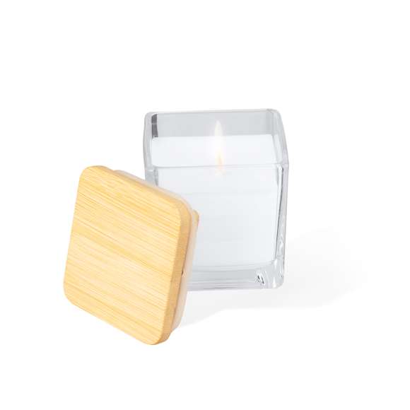 Vela aromática con perfume vainilla. Viene en tarro de cristal transparente, de forma cuadrada y con tapadera en bambú. Presentada en caja individual de diseño kraft. Materiales como el bambú fomentan la utilización de materias primas naturales, reduciendo las emisiones contaminantes. Proviene de una planta de gran resistencia y versatilidad, con crecimiento y regeneración rápidos, siendo una excelente alternativa al uso de madera tradicional.