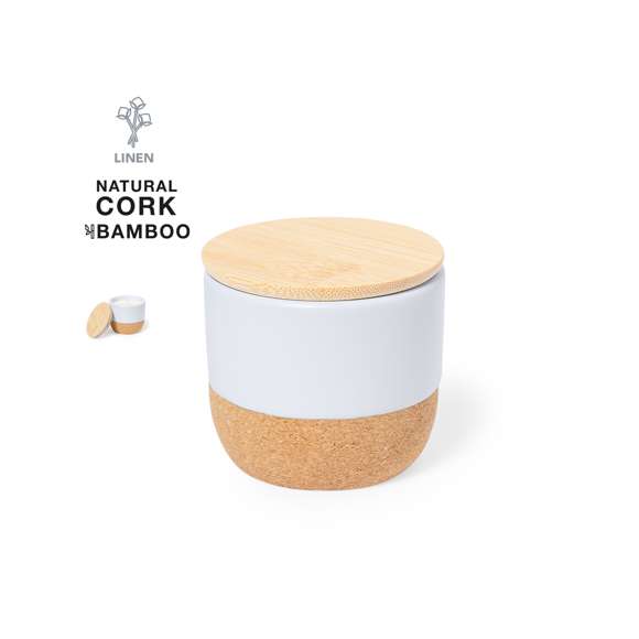Vela aromática con perfume lino. Viene en un original tarro de cerámica de color blanco, con base fabricada en corcho natural y tapadera de bambú. Presentada en caja individual de diseño kraft.
