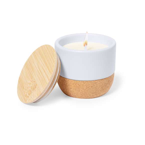 Vela aromática con perfume lino. Viene en un original tarro de cerámica de color blanco, con base fabricada en corcho natural y tapadera de bambú. Presentada en caja individual de diseño kraft.