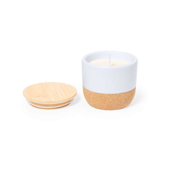 Vela aromática con perfume lino. Viene en un original tarro de cerámica de color blanco, con base fabricada en corcho natural y tapadera de bambú. Presentada en caja individual de diseño kraft.