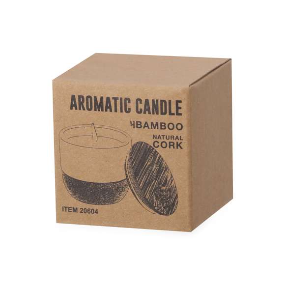 Vela aromática con perfume lino. Viene en un original tarro de cerámica de color blanco, con base fabricada en corcho natural y tapadera de bambú. Presentada en caja individual de diseño kraft.