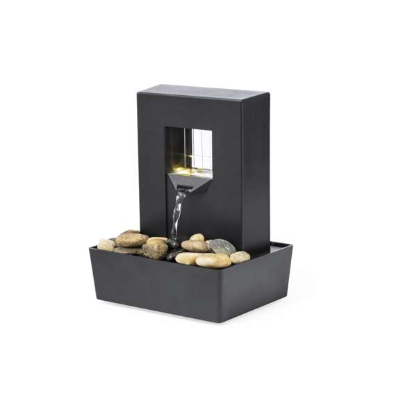 Fuente portátil de agua infinita con luces LED. Cascada de agua sobre piedras naturales, ideal para decoración o momentos de relajación. Incluye un depósito para el agua y una estructura iluminada por LEDs de tonos naturales, a través de la que fluye el agua. Alimentada por 3 pilas AA (no incluidas). Presentada en caja de diseño kraft.