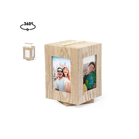 Original portafotos cubo fabricado en madera natural. Su diseño en forma de cubo permite mostrar las 4 fotos más destacadas del álbum y, además, cuenta con una base giratoria 360º. Ideal para fotos de hasta 13,5x9 cm. Presentado en caja individual de diseño kraft.