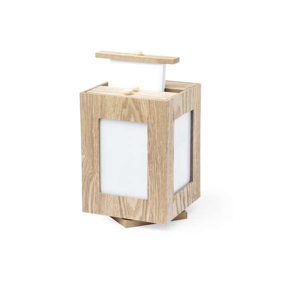 Original portafotos cubo fabricado en madera natural. Su diseño en forma de cubo permite mostrar las 4 fotos más destacadas del álbum y, además, cuenta con una base giratoria 360º. Ideal para fotos de hasta 13,5x9 cm. Presentado en caja individual de diseño kraft.