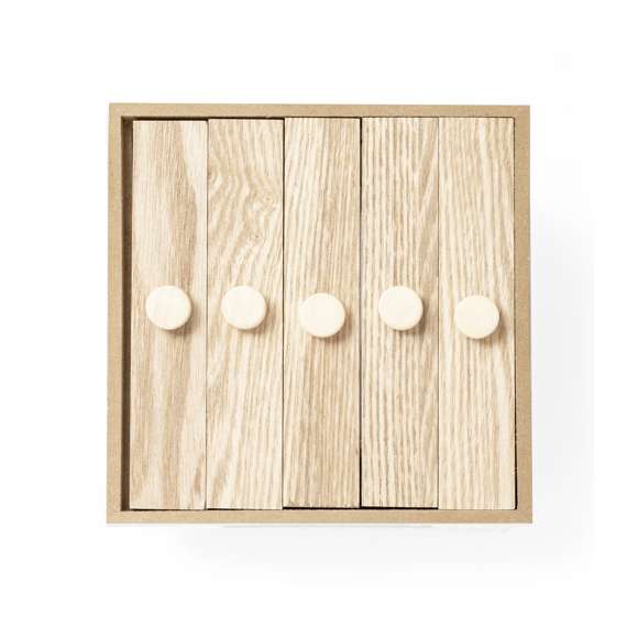 Original portafotos cubo fabricado en madera natural. Su diseño en forma de cubo permite mostrar las 4 fotos más destacadas del álbum y, además, cuenta con una base giratoria 360º. Ideal para fotos de hasta 13,5x9 cm. Presentado en caja individual de diseño kraft.