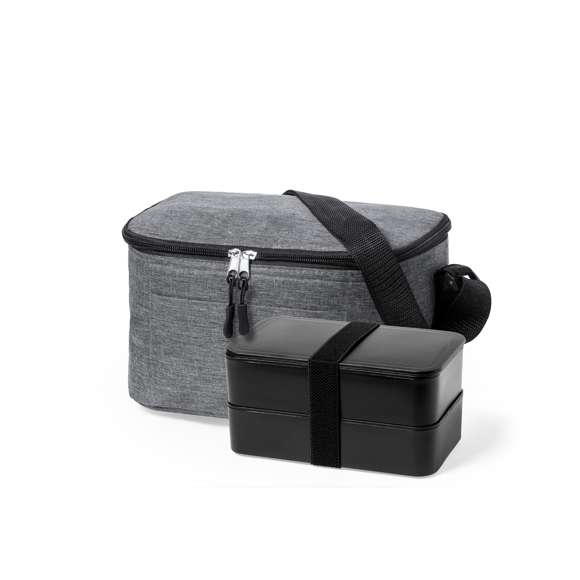 Nevera confeccionada en resistente poliéster 600D RPET con un atractivo efecto melange. Su compartimento principal cuenta con cierre de cremallera y forro interior de aluminio. Además, incorpora un práctico bolsillo exterior y una cinta bandolera ajustable, destacando el logotipo RPET en la etiqueta exterior. Incluye fiambrera con dos compartimentos de 700 ml y cubiertos fabricados en PP reciclado de color negro. Presentado de manera individual en una bolsa reciclada.El material RPET se elabora a partir de plástico reciclado, para así fomentar la reutilización de residuos plásticos y ayudar a la sostenibilidad del planeta.