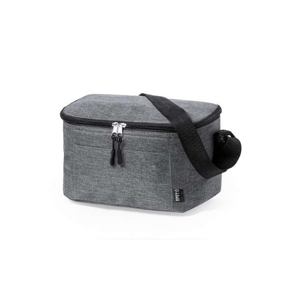 Nevera confeccionada en resistente poliéster 600D RPET con un atractivo efecto melange. Su compartimento principal cuenta con cierre de cremallera y forro interior de aluminio. Además, incorpora un práctico bolsillo exterior y una cinta bandolera ajustable, destacando el logotipo RPET en la etiqueta exterior. Incluye fiambrera con dos compartimentos de 700 ml y cubiertos fabricados en PP reciclado de color negro. Presentado de manera individual en una bolsa reciclada.El material RPET se elabora a partir de plástico reciclado, para así fomentar la reutilización de residuos plásticos y ayudar a la sostenibilidad del planeta.