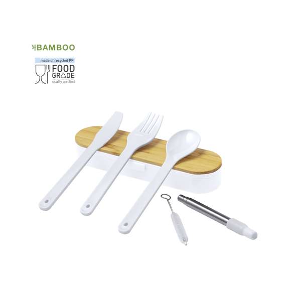 Set de cubiertos elaborados en PP y libre de BPA, acompañados por un estuche de presentación a juego y tapadera de bambú. Este completo set incluye cuchara, tenedor, cuchillo y pajita plegable con su respectivo limpiador. Cuenta con la Certificación Food Grade, garantizando la seguridad cuando los alimentos entran en contacto con el material usado para fabricar el producto. Presentados en bolsa individual reciclada.Materiales como el bambú fomentan la utilización de materias primas naturales, reduciendo las emisiones contaminantes. Proviene de una planta de gran resistencia y versatilidad, con crecimiento y regeneración rápidos, siendo una excelente alternativa al uso de madera tradicional.