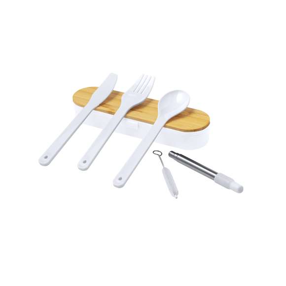 Set de cubiertos elaborados en PP y libre de BPA, acompañados por un estuche de presentación a juego y tapadera de bambú. Este completo set incluye cuchara, tenedor, cuchillo y pajita plegable con su respectivo limpiador. Cuenta con la Certificación Food Grade, garantizando la seguridad cuando los alimentos entran en contacto con el material usado para fabricar el producto. Presentados en bolsa individual reciclada.Materiales como el bambú fomentan la utilización de materias primas naturales, reduciendo las emisiones contaminantes. Proviene de una planta de gran resistencia y versatilidad, con crecimiento y regeneración rápidos, siendo una excelente alternativa al uso de madera tradicional.