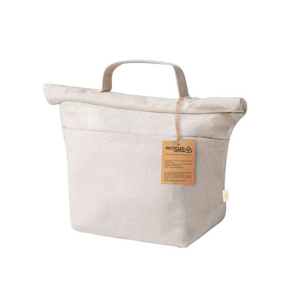 Bolsa térmica elaborada con material 100% algodón reciclado, cuenta con un interior isotérmico acabado en PEVA para mantener la temperatura. Se cierra con un práctico velcro y dispone de un bolsillo exterior. Su asa facilita el transporte. Etiqueta distintiva de algodón reciclado. Presentado en bolsa individual reciclada.