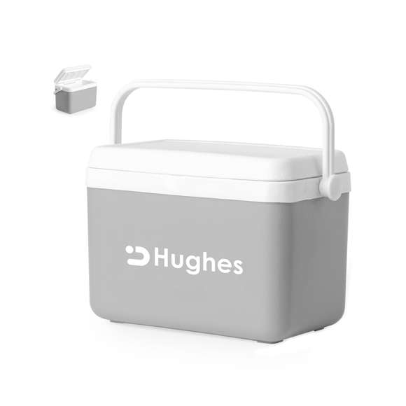 Nevera fabricada en PP de 4L. Atractivo diseño vintage para mantener bebidas y alimentos fríos, de diseño rígido con doble pared. Tapadera de bisagra con cierre de seguridad y asa rígida para un fácil transporte. Con base de color gris y accesorios en blanco. Presentada individualmente en bolsa reciclada.