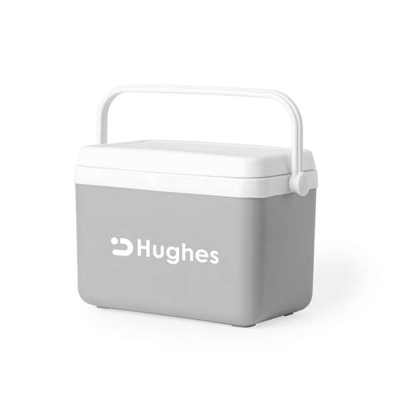Nevera fabricada en PP de 4L. Atractivo diseño vintage para mantener bebidas y alimentos fríos, de diseño rígido con doble pared. Tapadera de bisagra con cierre de seguridad y asa rígida para un fácil transporte. Con base de color gris y accesorios en blanco. Presentada individualmente en bolsa reciclada.