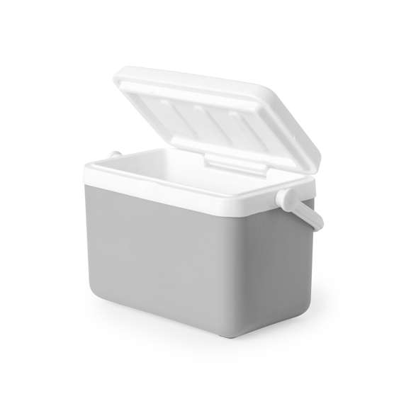 Nevera fabricada en PP de 4L. Atractivo diseño vintage para mantener bebidas y alimentos fríos, de diseño rígido con doble pared. Tapadera de bisagra con cierre de seguridad y asa rígida para un fácil transporte. Con base de color gris y accesorios en blanco. Presentada individualmente en bolsa reciclada.