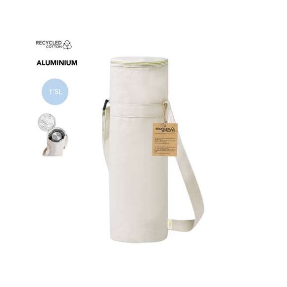 Bolsa térmica diseñada para transportar botellas de hasta 1,5L, confeccionada en algodón 100% reciclado. Se cierra mediante una cremallera y se lleva cómodamente con la cinta para el hombro ajustable, en tono natural. El interior está forrado con material isotérmico de aluminio y cuenta con una etiqueta distintiva. Presentado individualmente en bolsa reciclada.