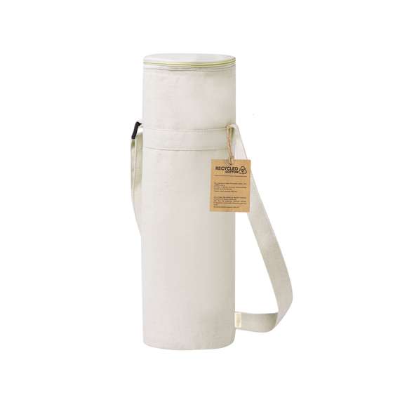 Bolsa térmica diseñada para transportar botellas de hasta 1,5L, confeccionada en algodón 100% reciclado. Se cierra mediante una cremallera y se lleva cómodamente con la cinta para el hombro ajustable, en tono natural. El interior está forrado con material isotérmico de aluminio y cuenta con una etiqueta distintiva. Presentado individualmente en bolsa reciclada.