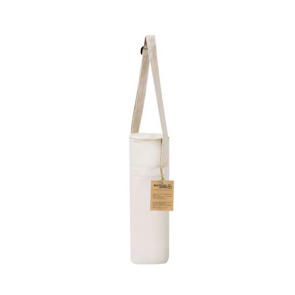 Bolsa térmica diseñada para transportar botellas de hasta 1,5L, confeccionada en algodón 100% reciclado. Se cierra mediante una cremallera y se lleva cómodamente con la cinta para el hombro ajustable, en tono natural. El interior está forrado con material isotérmico de aluminio y cuenta con una etiqueta distintiva. Presentado individualmente en bolsa reciclada.