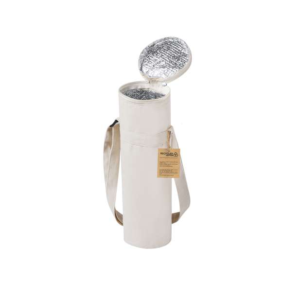 Bolsa térmica diseñada para transportar botellas de hasta 1,5L, confeccionada en algodón 100% reciclado. Se cierra mediante una cremallera y se lleva cómodamente con la cinta para el hombro ajustable, en tono natural. El interior está forrado con material isotérmico de aluminio y cuenta con una etiqueta distintiva. Presentado individualmente en bolsa reciclada.