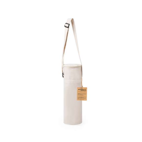 Bolsa térmica diseñada para transportar botellas de hasta 1,5L, confeccionada en algodón 100% reciclado. Se cierra mediante una cremallera y se lleva cómodamente con la cinta para el hombro ajustable, en tono natural. El interior está forrado con material isotérmico de aluminio y cuenta con una etiqueta distintiva. Presentado individualmente en bolsa reciclada.