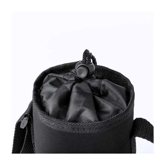 Portabidones de hasta 1,5L, fabricada en soft shell. Con cierre de cordón y se lleva cómodamente con la cinta para el hombro ajustable. Con bolsillos frontales de cremallera. Presentado individualmente en bolsa reciclada.