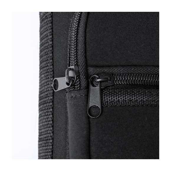 Portabidones de hasta 1,5L, fabricada en soft shell. Con cierre de cordón y se lleva cómodamente con la cinta para el hombro ajustable. Con bolsillos frontales de cremallera. Presentado individualmente en bolsa reciclada.