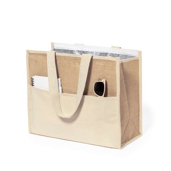 Bolsa nevera confeccionada en combinación de algodón y yute laminado, con interior isotermico de aluminio. Con cierre de velcro, amplio bolsillo frontal y asas de algodón con refuerzo. Disponible en color natural y presentada en bolsa individual.