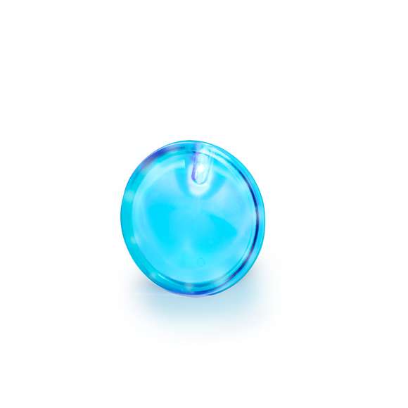 Original pin con luz LED, alimentado con pila de botón -incluida-. Incluye botón en la parte trasera con tres modos de iluminación (luz fija y luz intermitente, rápida o lenta). Con imperdible y presentado individualmente en caja de diseño kraft.