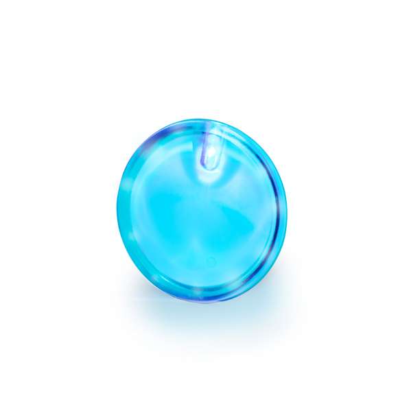 Original pin con luz LED, alimentado con pila de botón -incluida-. Incluye botón en la parte trasera con tres modos de iluminación (luz fija y luz intermitente, rápida o lenta). Con imperdible y presentado individualmente en caja de diseño kraft.