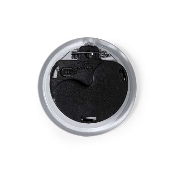 Original pin con luz LED, alimentado con pila de botón -incluida-. Incluye botón en la parte trasera con tres modos de iluminación (luz fija y luz intermitente, rápida o lenta). Con imperdible y presentado individualmente en caja de diseño kraft.