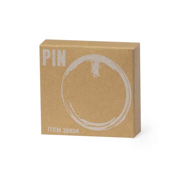Original pin con luz LED, alimentado con pila de botón -incluida-. Incluye botón en la parte trasera con tres modos de iluminación (luz fija y luz intermitente, rápida o lenta). Con imperdible y presentado individualmente en caja de diseño kraft.