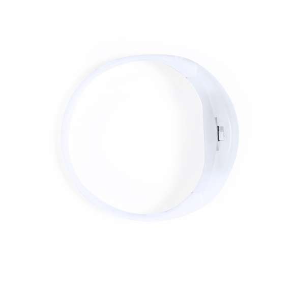 Original pulsera con luces LEDs. En suave silicona y con 2 luces LEDs de colores en su interior, alimentadas por pila de botón (incluida). Con discreto interruptor sensible al sonido y que cambia automáticamente el color de las luces al ritmo de la música. Presentada individualmente en una bolsa de papel reciclado.