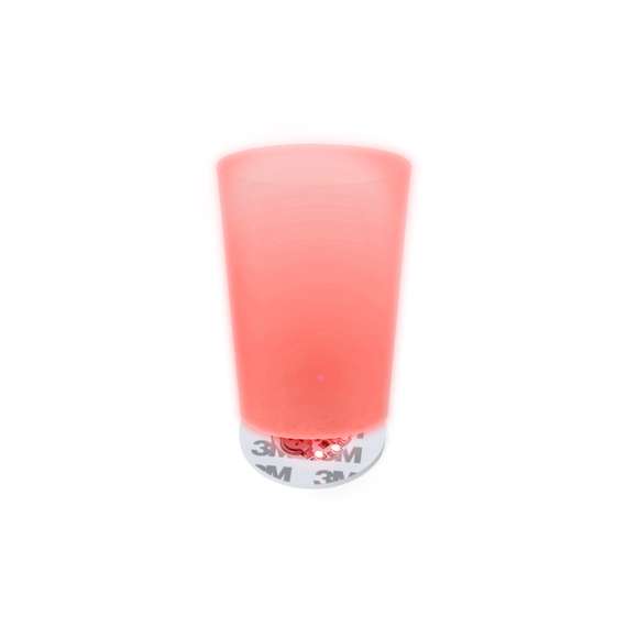 Original posavasos con 6 LEDs para iluminar las bebidas. Con botón en la base y diferentes posiciones de iluminación: en colores fijos o variados. Se fija a la base de cualquier bebida con cinta autoadhesiva y está alimentado por dos pilas de botón (incluidas).