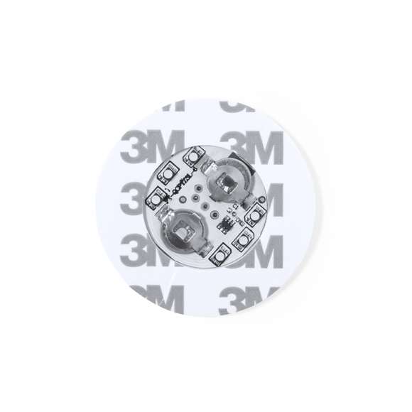 Original posavasos con 6 LEDs para iluminar las bebidas. Con botón en la base y diferentes posiciones de iluminación: en colores fijos o variados. Se fija a la base de cualquier bebida con cinta autoadhesiva y está alimentado por dos pilas de botón (incluidas).