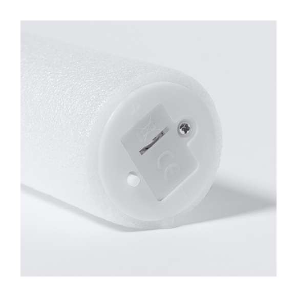 Original barra de luz, iluminada por brillantes LEDs. Fabricada en espuma de tacto suave y agradable, el interior se ilumina gracias a cuatro luces LEDs de variados colores. Alimentada por pilas de botón incluidas, su encendido resulta sencillo mediante un botón en la base con tres posiciones distintas (luz fija, luz intermitente rápida o lenta). Este accesorio es ideal para destacar en cualquier evento. Presentado individualmente en una caja diseño kraft.