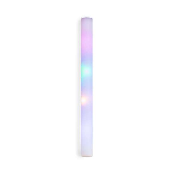 Original barra de luz, iluminada por brillantes LEDs. Fabricada en espuma de tacto suave y agradable, el interior se ilumina gracias a cuatro luces LEDs de variados colores. Alimentada por pilas de botón incluidas, su encendido resulta sencillo mediante un botón en la base con tres posiciones distintas (luz fija, luz intermitente rápida o lenta). Este accesorio es ideal para destacar en cualquier evento. Presentado individualmente en una caja diseño kraft.
