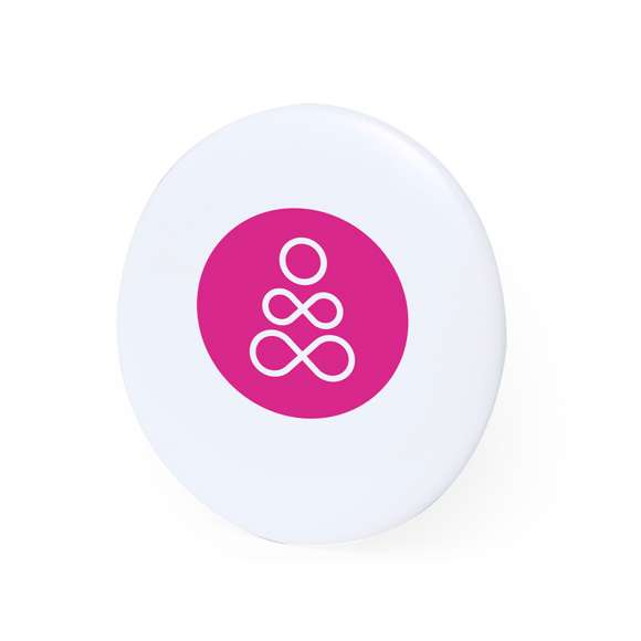 Excelente pin de color blanco. Accesorio versátil para la estampación de multitud de diseños gracias a su base blanca, adaptable a cualquier tejido gracias a su imperdible situado en la parte posterior.