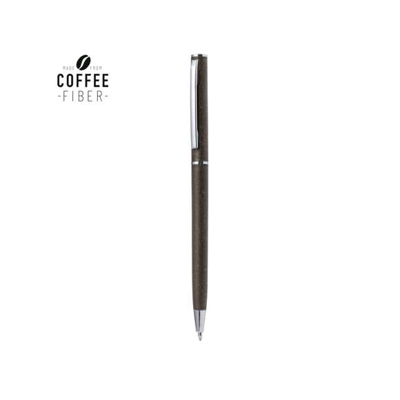 Bolígrafo con cuerpo en fibra de café. Clip metálico y accesorios cromados. De mecanismo giratorio y de tinta azul. Con logotipo fibra de café y disponible en color natural.La fibra de café es una solución circular que se obtiene de la utilización de los residuos producidos en la obtención del café. Una alternativa sostenible que favorece la reducción del uso de plásticos, ahorrando energía en su proceso de fabricación y contribuyendo al cuidado del medio ambiente.