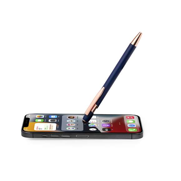 Excelente bolígrafo puntero de aluminio con mecanismo pulsador. Cuerpo en resistente aluminio de acabado mate con elementos decorativos de elegante acabado color cobre, con la caña en una amplia gama de distintivos colores. Clip metálico, con pulsador retráctil y puntero negro en la parte superior. En tinta azul. Presentado en una bolsa individual reciclada.