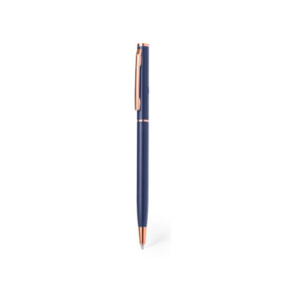 Excelente bolígrafo de aluminio con mecanismo giratorio. Cuerpo en resistente aluminio de acabado mate con elementos decorativos de elegante acabado color cobre, con la caña en una amplia gama de distintivos colores. Clip metálico y de tinta azul. Presentado en una bolsa individual reciclada.