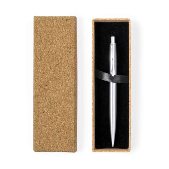 Refinado bolígrafo en Acero Inox Reciclado con mecanismo pulsador. Cuerpo en resistente Acero Inox Reciclado de acabado mate y clip metálico. Con pulsador retráctil, en tinta azul y con carga jumbo. Presentado individualmente en una elegante caja de corcho.El acero es uno de los materiales más demandados y que puede encontrarse casi en todas partes, desde productos de uso diario a grandes construcciones. Con innumerables propiedades, entre las que cabe destacar la durabilidad y su alto grado de reutilización, convirtiéndolo en una alternativa muy valorada en soluciones de sostenibilidad. Debidamente tratado, permite obtener nuevos recursos de infinita utilización.