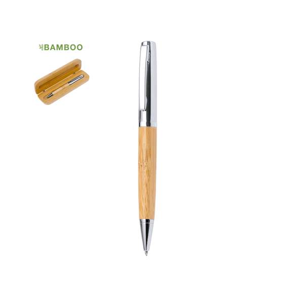 Elegante bolígrafo de bambú y metal con mecanismo giratorio. Cuerpo en resistente metal de acabado brillo y empuñadura en bambú . Clip metálico y en tinta azul. Presentado individualmente en un estuche de bambú.Materiales como el bambú fomentan la utilización de materias primas naturales, reduciendo las emisiones contaminantes. Proviene de una planta de gran resistencia y versatilidad, con crecimiento y regeneración rápidos, siendo una excelente alternativa al uso de madera tradicional.