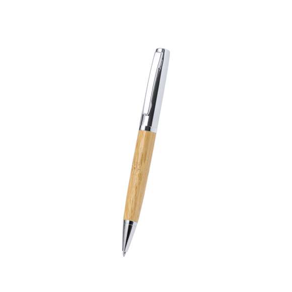 Elegante bolígrafo de bambú y metal con mecanismo giratorio. Cuerpo en resistente metal de acabado brillo y empuñadura en bambú . Clip metálico y en tinta azul. Presentado individualmente en un estuche de bambú.Materiales como el bambú fomentan la utilización de materias primas naturales, reduciendo las emisiones contaminantes. Proviene de una planta de gran resistencia y versatilidad, con crecimiento y regeneración rápidos, siendo una excelente alternativa al uso de madera tradicional.