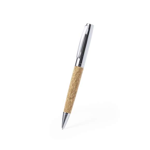 Elegante bolígrafo de corcho y metal con mecanismo giratorio. Cuerpo en resistente metal de acabado brillo y empuñadura en corcho. Clip metálico y en tinta azul. Presentado individualmente en un estuche de corcho.Elaborado con elementos vegetales para así fomentar la utilización de materias primas naturales y reducir las emisiones contaminantes.