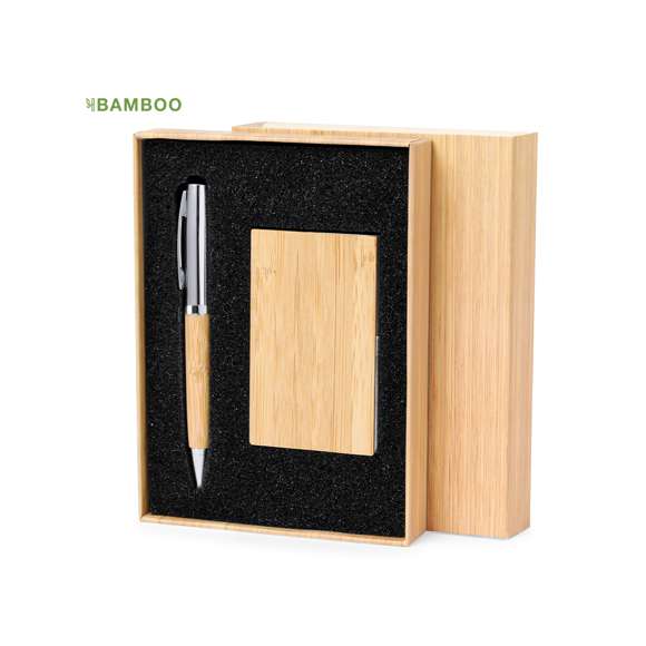 Distinguido set de bolígrafo y tarjetero fabricados en bambú y metal. Práctico conjunto de bolígrafo con cuerpo metálico brillante y empuñadura de suave bambú con mecanismo giratorio y en tinta azul. Incluye excelente tarjetero de un compartimento en brillante metal, con tapa en suave bambú. Presentado en una caja individual diseño bambú.Materiales como el bambú fomentan la utilización de materias primas naturales, reduciendo las emisiones contaminantes. Proviene de una planta de gran resistencia y versatilidad, con crecimiento y regeneración rápidos, siendo una excelente alternativa al uso de madera tradicional.