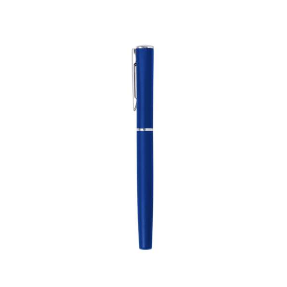 Roller de capucha fabricado en aluminio. De alegre diseño bicolor, con cuerpo de suave acabado en llamativos colores y accesorios en color plateado brillante. En tinta gel azul y presentado individualmente en bolsa reciclada.