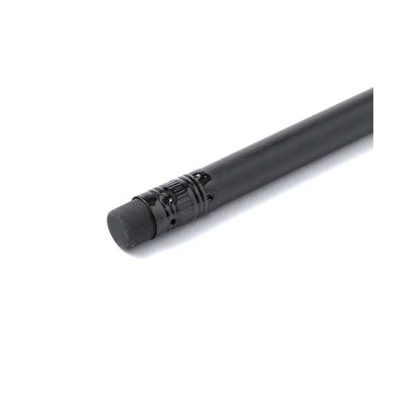 Lápiz de madera natural en acabado negro mate, con mina negra, punta afilada y goma en la parte superior a juego.