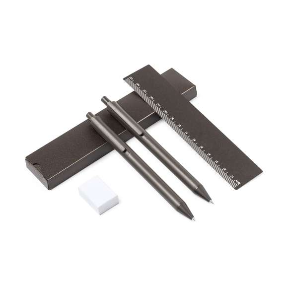 Set de bolígrafo, portaminas y regla, fabricados en fibra de café. Bolígrafo en tinta azul y portaminas con 2 minas incluidas de 0,7mm, ambos con clip. Incluye una práctica regla de 15 cm y útil goma. Presentado en estuche individual de fibra de café. Logotipo fibra de café en la parte superior del bolígrafo y portaminas.La fibra de café es una solución circular que se obtiene de la utilización de los residuos producidos en la obtención del café. Una alternativa sostenible que favorece la reducción del uso de plásticos, ahorrando energía en su proceso de fabricación y contribuyendo al cuidado del medio ambiente.